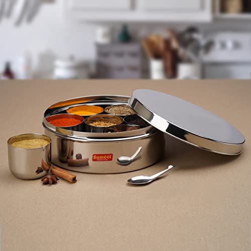 Sumeet Stainless Steel Flat Masala (Spice) Box/Organiser with Stainless steel Lid, 7 Containers and Small Spoon Size 11 (1.5Ltr) (18.5cm)